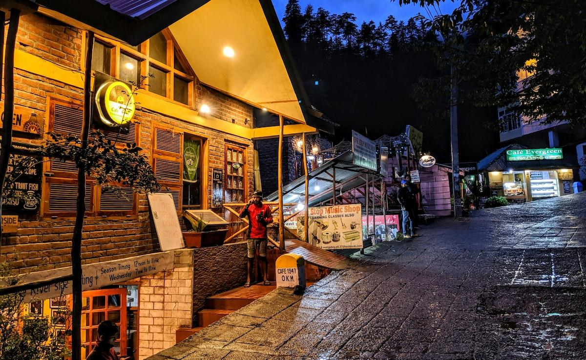 Best Cafes in Manali & Old Manali for Live Music & Night Vibes