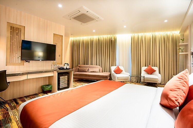 Junior Suite With View and Bathtub