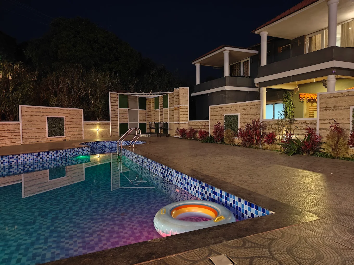 Treebo Jp Cottage With Swimming Pool Image 3