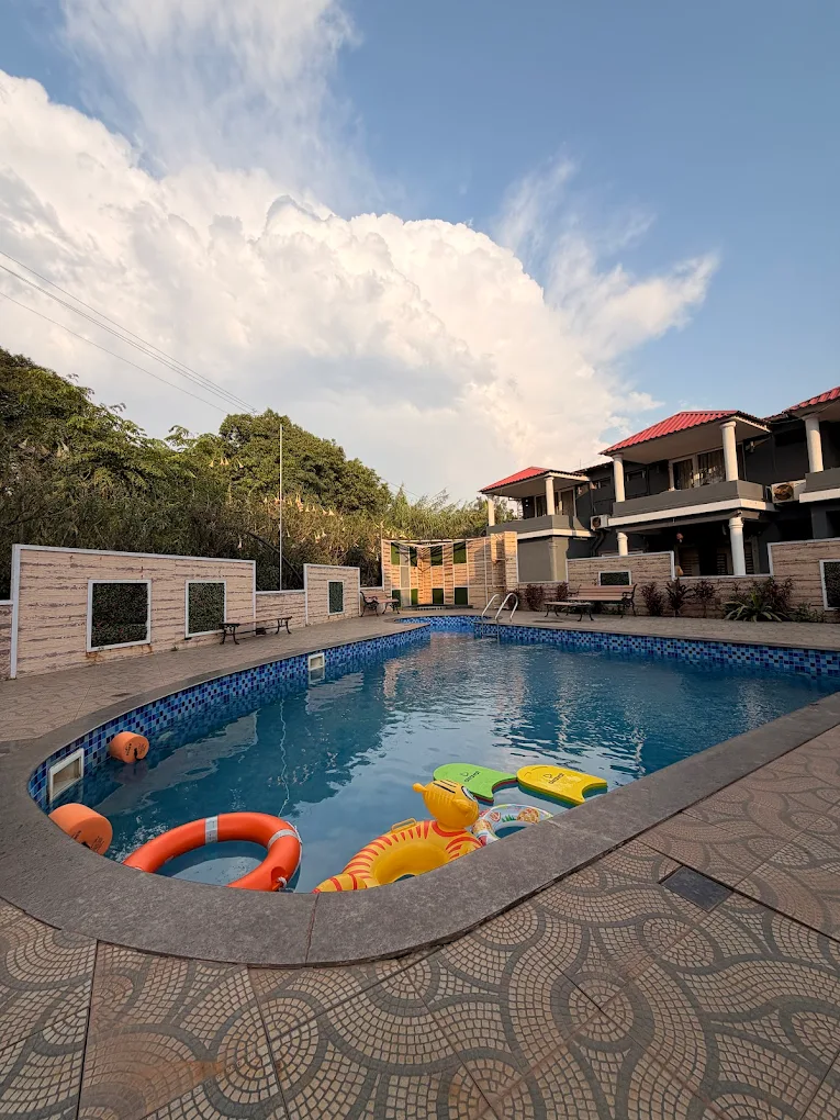 Treebo Jp Cottage With Swimming Pool Image 2
