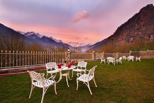 The WhiteStone Resort,Manali (Centrally Heated Mountain view)