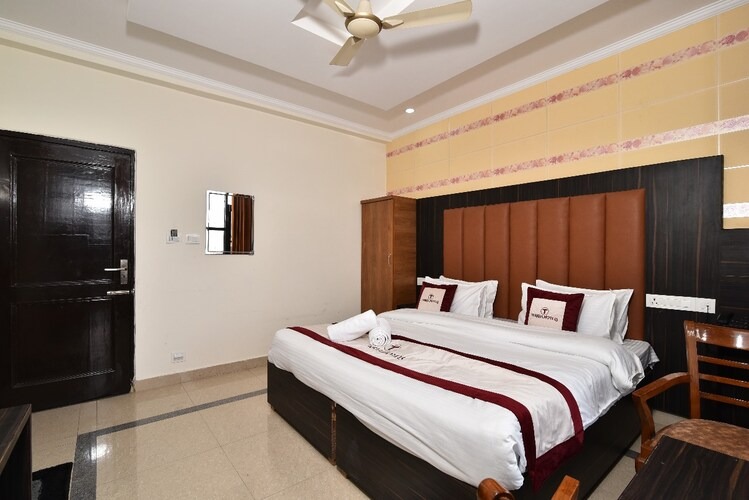 Hotel Raja's Palace By Terraa Hotels Image 2