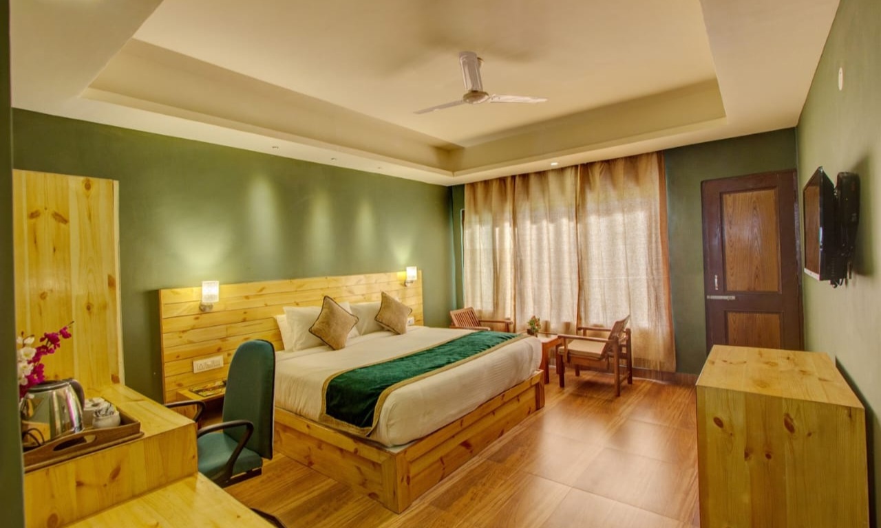 Corner Valley View Room