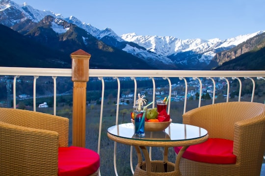 The WhiteStone Resort,Manali (Centrally Heated Mountain view)