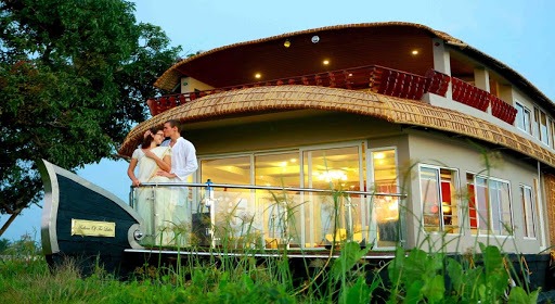 Romantic Kerala Getaway: Varkala & Munnar 4 Nights / 5 Days Tour Package
